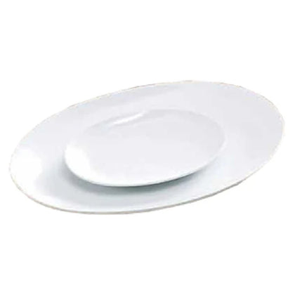 This coupe platter combines robust porcelain materials with practical dimensions, making it ideal for institutional kitchens and catering setups. Its wide oval shape maximizes presentation space while fitting seamlessly into compact workstations. Engineered for durability, it withstands frequent dishwasher cycles, oven heat, and microwave use, enabling quick service and plate replenishment. The rolled edge minimizes chipping risk, supporting long-term use in high-demand environments.