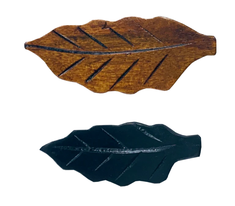 Black leaf-shaped chopstick rest, perfect for keeping chopsticks neatly placed.