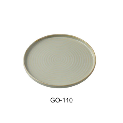 This plate features a flat edge and a coupe rim, making it suitable for tabletop presentation in restaurants, cafeterias, and catering operations. Its earthy tone complemented by a golden rim enhances visual appeal while maintaining ease of cleaning with microwave and dishwasher-safe properties. Ideal for institutions requiring reliable dishware with consistent quality.