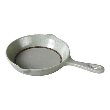 This pot plate features a practical handle making it simple to serve hot dishes in restaurants and cafes without hassle. Offers a durable melamine construction that resists breaking, ensuring long-term use and reliability in busy hotel dining rooms and catering services. It is suitable for both casual and upscale dining environments. It's perfect for serving side dishes or small portions, enhancing the dining experience in hotels and restaurants.