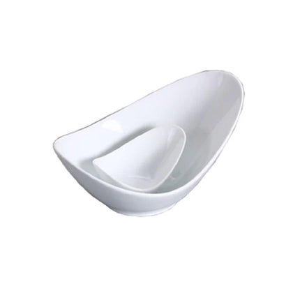 This bowl features a boat shape that enhances presentation in buffet lines, catering, or restaurant settings. Its bone white finish complements diverse tableware, while dishwasher, oven, and microwave safety facilitate versatile food preparation and service. Built from high-quality porcelain, this bowl ensures consistent performance in busy kitchens, supporting sanitation standards and efficient workflows for institutions and hospitality venues. 