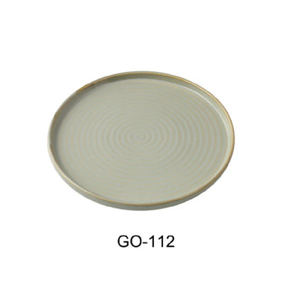 This plate features a flat edge and a coupe rim, making it suitable for tabletop presentation in restaurants, cafeterias, and catering operations. Its earthy tone complemented by a golden rim enhances visual appeal while maintaining ease of cleaning with microwave and dishwasher-safe properties. Ideal for institutions requiring reliable dishware with consistent quality.
