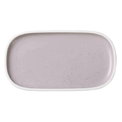 This rectangular plate is made from high quality porcelain, this plate features an upright rim and glazed surface, making it suitable for serving a variety of food items in institutional restaurant, kitchens, cafeterias, and catering environments. Its porcelain construction ensures durability and is microwave, dishwasher, and oven safe, supporting efficient meal presentation and cleanup in busy settings.