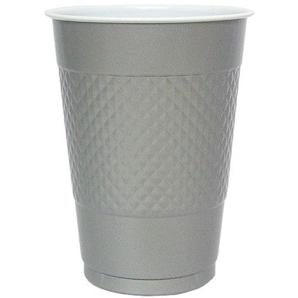 18oz silver plastic cups with a sleek design. Durable and disposable, perfect for serving water, soda, or cocktails at parties, weddings, or events. Add style and convenience to any occasion with these cups.