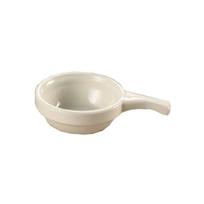 This casserole dish is a high-grade porcelain intended for foodservice environments, ideally used for serving, reheating, and storing hot or cold foods. This dinnerware is designed with specific features like microwave compatibility, dishwasher resistance, and ergonomic handles, making it suitable for moderate usage in institutional kitchens, catering, and food prep stations. Its dimensions, capacity, and material make it an essential piece of commercial kitchen equipment.