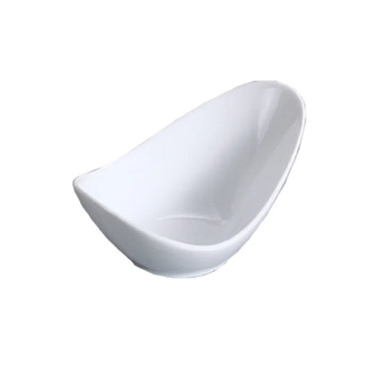 This bowl features a boat shape that enhances presentation in buffet lines, catering, or restaurant settings. Its bone white finish complements diverse tableware, while dishwasher, oven, and microwave safety facilitate versatile food preparation and service. Built from high-quality porcelain, this bowl ensures consistent performance in busy kitchens, supporting sanitation standards and efficient workflows for institutions and hospitality venues. 