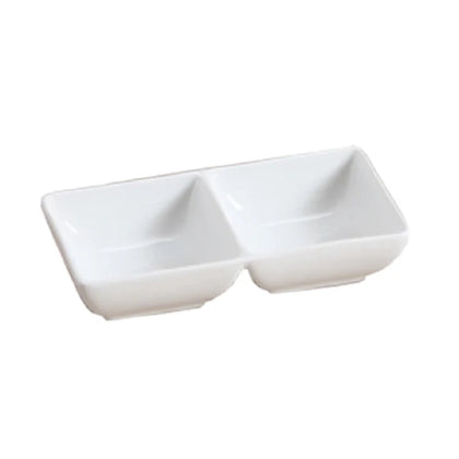 This rectangular dish features a durable porcelain material suitable for daily use. Its microwave and dishwasher-safe properties facilitate efficient routines, while the bone white finish offers a neutral presentation ideal for institutional restaurant kitchens, cafeterias, and catering stations. The product's technical design ensures reliable performance in demanding foodservice operations requiring precise compartmentalization and ease of cleaning. High quality affordable restaurant dinnerware.