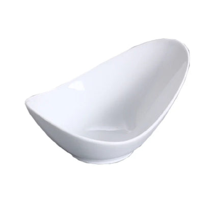 This bowl features a boat shape that enhances presentation in buffet lines, catering, or restaurant settings. Its bone white finish complements diverse tableware, while dishwasher, oven, and microwave safety facilitate versatile food preparation and service. Built from high-quality porcelain, this bowl ensures consistent performance in busy kitchens, supporting sanitation standards and efficient workflows for institutions and hospitality venues. 
