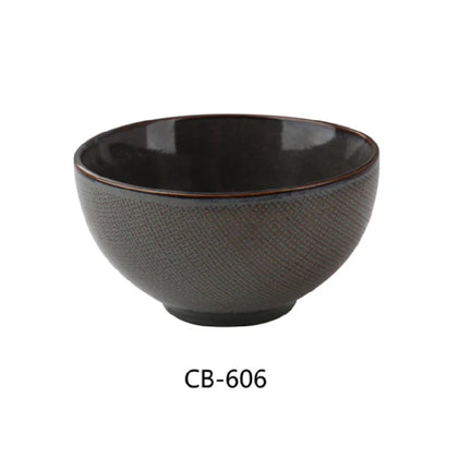 This bowl provides a 25 Oz capacity suitable for serving soups, salads, or side dishes in restaurants, cafes, catering, or institutional kitchens. Its classic basket weave design enhances presentation while maintaining dishwasher and microwave safety. Crafted from high-quality china, it supports rigorous daily use and simplifies routine cleaning, making it an essential component for mid-volume foodservice operations seeking reliable and aesthetically appealing tableware.