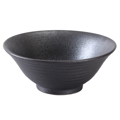 This ramen bowl is designed with a bold matte black finish, that adds modern appeal to any tabletop. Its circular porcelain material is both durable and stylish, ideal for serving a variety of hot dishes in foodservice settings. Suitable for restaurants, cafes, and home dining. High quality and affordable restaurant dinnerware.