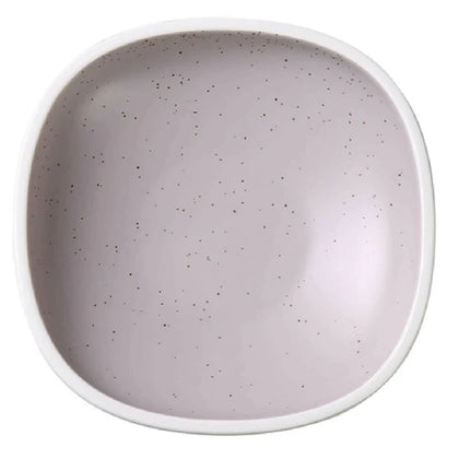 This square bowl combines durability with aesthetic appeal. Its glazed finish and speckled matte light lavender surface enhance presentation, while microwave, oven, and dishwasher safety support efficient kitchen workflows. Ideal for restaurants, cafeterias, and catering environments, this bowl offers a reliable solution for serving soups and stews in professional settings.
