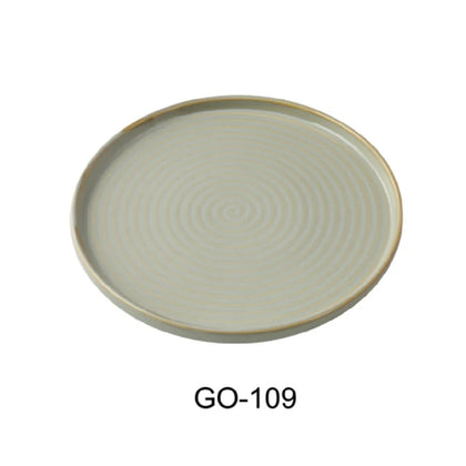 This plate features a flat edge and a coupe rim, making it suitable for tabletop presentation in restaurants, cafeterias, and catering operations. Its earthy tone complemented by a golden rim enhances visual appeal while maintaining ease of cleaning with microwave and dishwasher-safe properties. Ideal for institutions requiring reliable dishware with consistent quality.