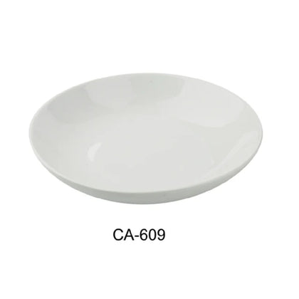 This bowl offers a 30 Oz capacity suitable for salads, pasta dishes, and other culinary presentations in restaurant, cafeteria, and catering settings. Designed with a porcelain exterior reinforced by aluminum, it provides excellent heat resistance and longevity. Its microwave and dishwasher-safe features facilitate quick reheats and easy cleaning, supporting efficient kitchen workflows and sanitation standards. 