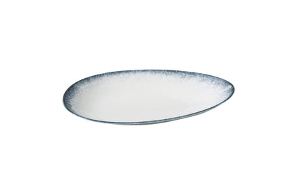 Yanco Deep Oval Plate MR-311 brings both depth and elegance to your tabletop presentations. Highlighted by a sleek midnight blue rim, this plate offers a gently curved interior, perfect for saucy entrées, composed salads, or hearty side dishes. Its porcelain build ensures lasting durability, making it an excellent choice for high-volume foodservice venues with a modern aesthetic.