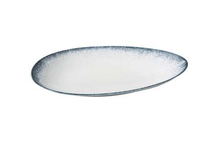 Yanco Deep Oval Plate MR-313 brings both depth and elegance to your tabletop presentations. Highlighted by a sleek midnight blue rim, this plate offers a gently curved interior, perfect for saucy entrées, composed salads, or hearty side dishes. Its porcelain build ensures lasting durability, making it an excellent choice for high-volume foodservice venues with a modern aesthetic.