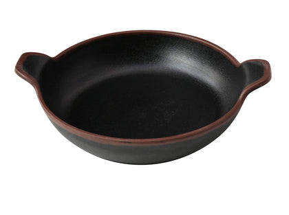 Yanco Bowl NA-509BK Crafted from melamine, this bowl offers a 24-ounce capacity, making it suitable for a variety of dishes. It is both break-resistant and dishwasher safe, catering to the needs of high-use environments while ensuring easy maintenance. With its round shape and elegant black color accented by a brown rim, this bowl adds a touch of style to any dining setup. 