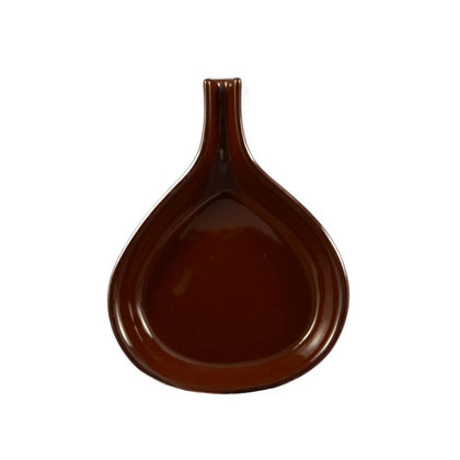 Rustic 10-inch brown ceramic fry pan with an 18oz capacity. Heat-resistant and durable, perfect for sizzling dishes. Microwave, oven, and dishwasher safe with a sturdy handle for easy use.
