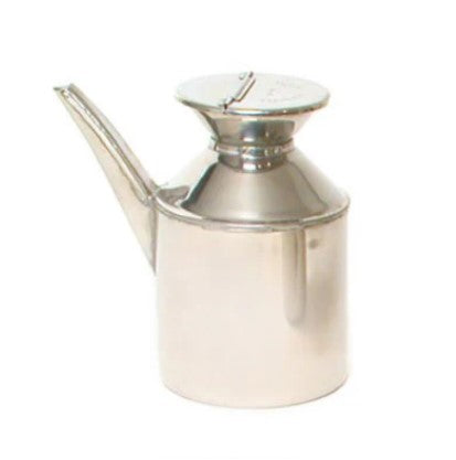 Unhandled sauce dispenser, designed for easy and precise pouring of sauces and condiments without the need for a handle.



