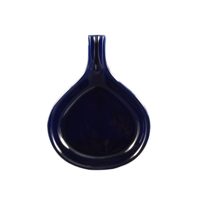 Modern 10-inch blue ceramic fry pan with an 18oz capacity. Heat-resistant and durable, perfect for serving sizzling dishes. Microwave, oven, and dishwasher safe with a sturdy handle for easy use.